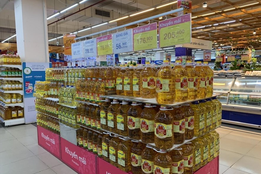 Hàng hóa thiết yếu dồi dào trong siêu thị. Ảnh: Vũ Long