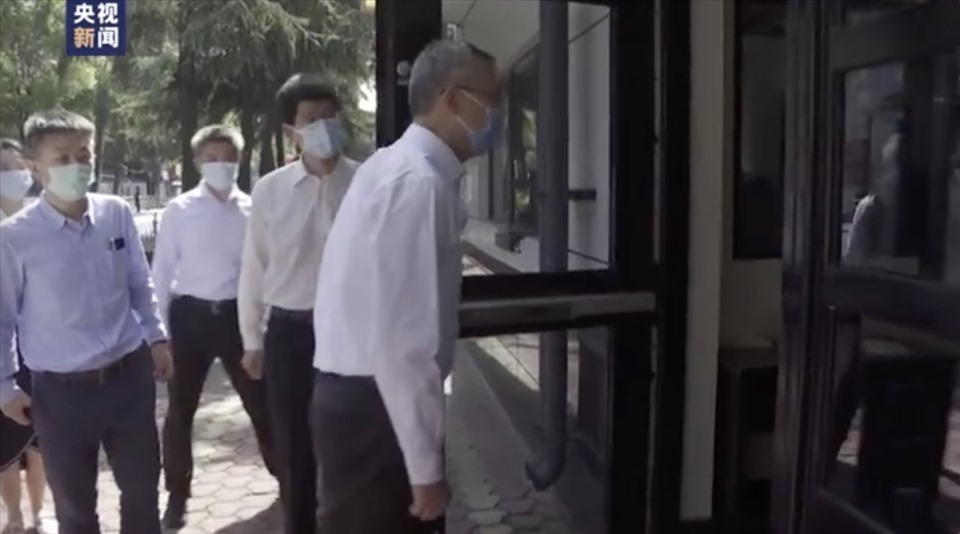 Giới chức Trung Quốc có liên quan sau đó đi vào cửa trước và tiếp quản cơ sở ngoại giao này. Ảnh: CGTN.