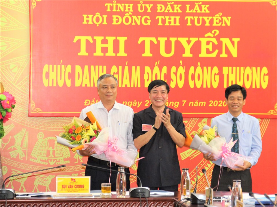 Bí thư Đắk Lắk Bùi Văn Cường tặng hoa cho các ưng viên thi tuyển giám đốc Sở Công thương. Ảnh Kim Bảo
