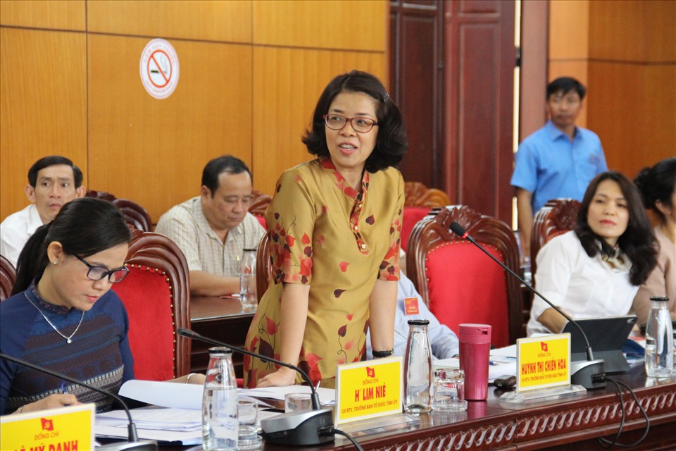 Thành viên Hội đồng thi đưa ra nhiều câu hỏi khó để thử thách 2 ứng viên. Ảnh Kim Bảo