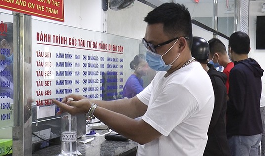 Dung dịch sát khuẩn tay được bố trí tại quầy bán vé để khách hàng rửa tay sạch sẽ, đảm bảo phòng dịch. Ảnh: Thanh Thảo