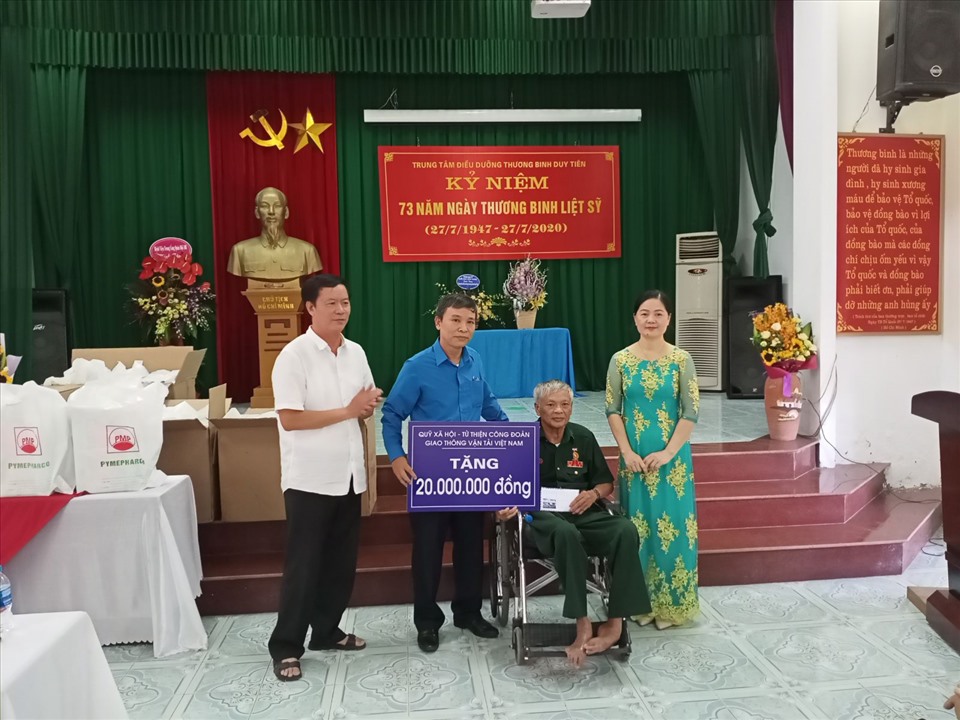Đoàn Bộ GTVT, Công đoàn GTVT VN trao quà hỗ trợ thương binh tại Trung tâm Điều dưỡng thương binh Duy Tiên. Ảnh: Quốc Thế