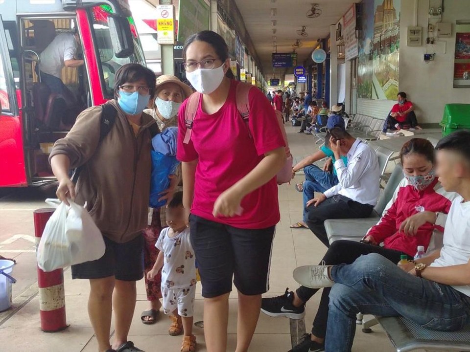 Đa số hành khách tại Bến xe miền Đông thực hiện nghiêm túc việc đeo khẩu trang nơi công cộng, tuy nhiên vẫn còn có người chưa chấp hành. Ảnh: CHÂN PHÚC