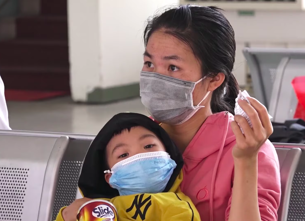 Hành khách tại Bến xe miền Đông được yêu cầu đeo khẩu trang để bảo vệ sức khỏe của cá nhân và cộng đồng. Ảnh: HỮU HUY