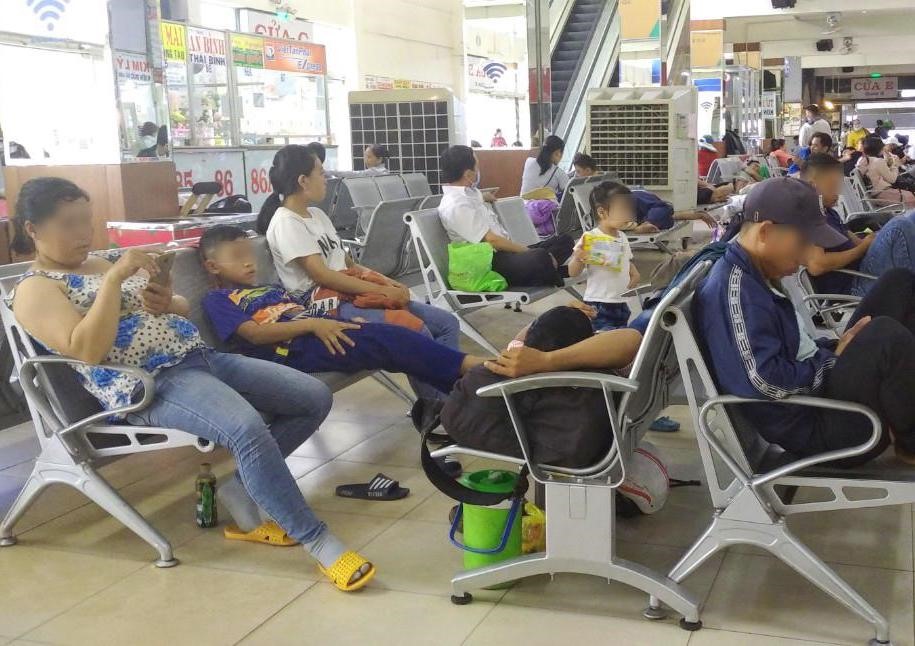Một nhóm hành khách tại nhà chờ Bến xe miền Đông chưa thực hiện việc đeo khẩu trang. Ảnh: CHÂN PHÚC