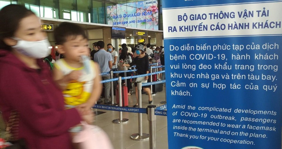 Thông báo về việc đeo khẩu trang được đặt ở cửa ra vào ở cảng hàng không Tân Sơn Nhất. Ảnh: CHÂN PHÚC