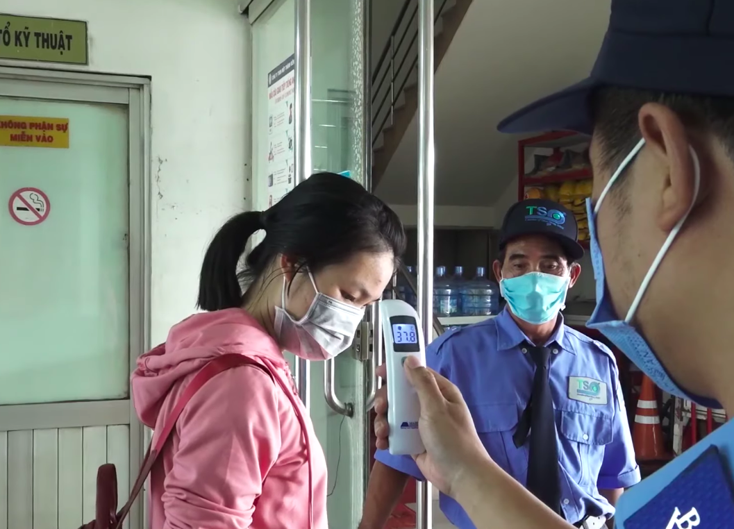 Thực hiện rà soát, đo thân nhiệt đối với hành khách. Ảnh: HỮU HUY
