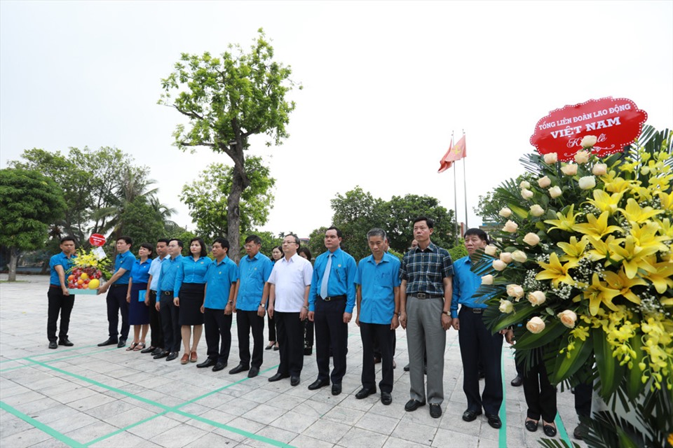Đoàn đại biểu Tổng LĐLĐVN dâng hương tưởng niệm tại Nhà Lưu niệm đồng chí Nguyễn Văn Linh (thôn Yên Phú, xã Giai Phạm, huyện Yên Mỹ, tỉnh Hưng Yên). Ảnh: Hải Nguyễn.