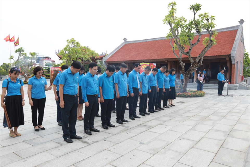 Đoàn đại biểu Tổng LĐLĐVN dâng hương tưởng niệm tại Khu tưởng niệm đồng chí Nguyễn Đức Cảnh (xã An Đồng, huyện An Dương, thành phố Hải Phòng). Ảnh: Hải Nguyễn.