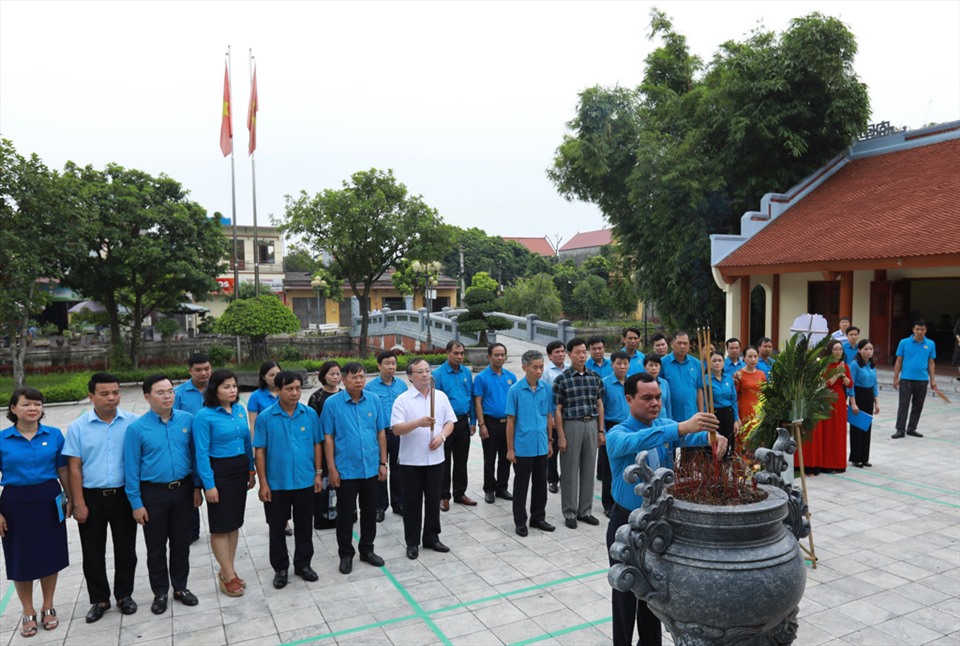Đoàn đại biểu Tổng LĐLĐVN dâng hương tưởng niệm tại Nhà Lưu niệm đồng chí Nguyễn Văn Linh (thôn Yên Phú, xã Giai Phạm, huyện Yên Mỹ, tỉnh Hưng Yên). Ảnh: Hải Nguyễn.