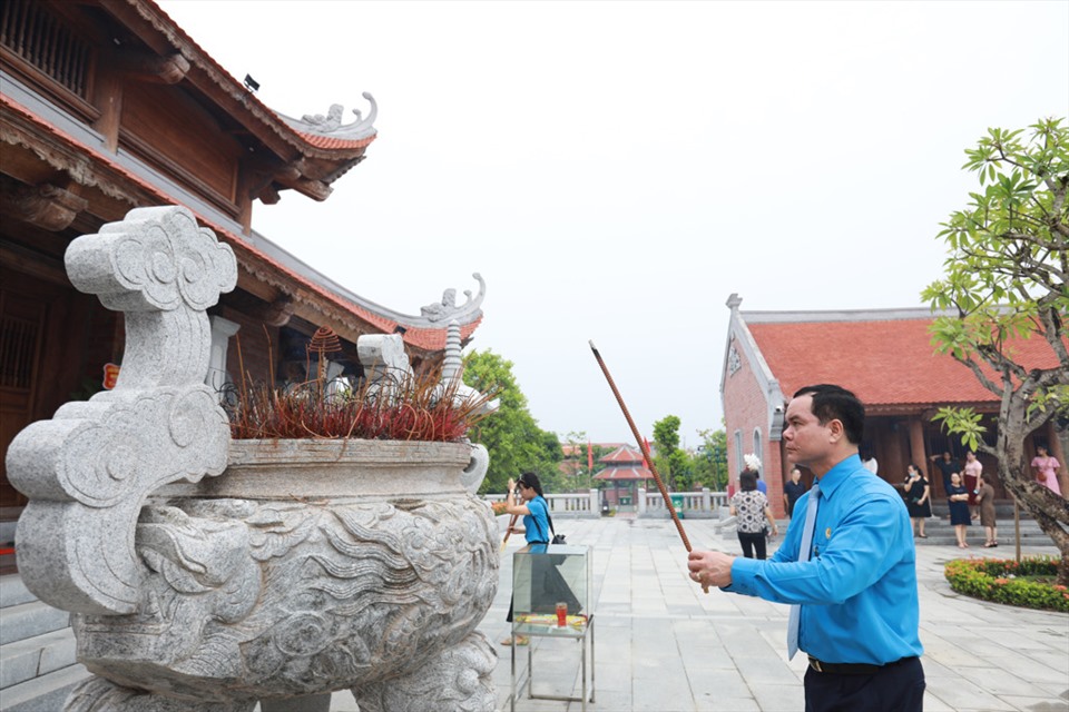 Đoàn đại biểu Tổng LĐLĐVN dâng hương tưởng niệm tại Khu tưởng niệm đồng chí Nguyễn Đức Cảnh (xã An Đồng, huyện An Dương, thành phố Hải Phòng). Ảnh: Hải Nguyễn.