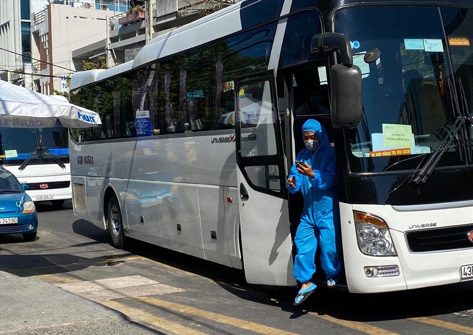 Xe khách được trưng dụng làm phương tiện đưa người đi cách ly. Ảnh: Trần Thùy