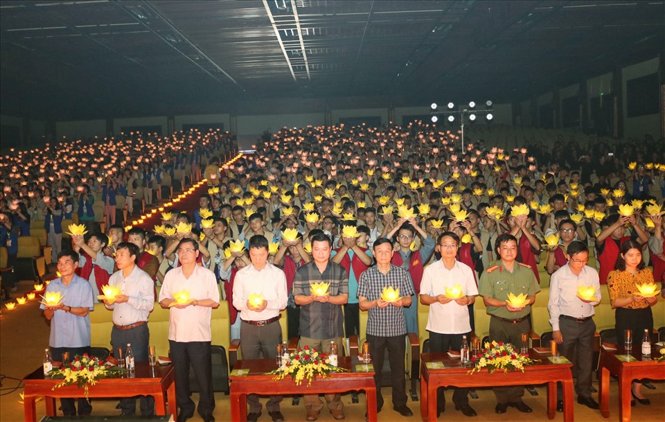 Các khóa sinh, tình nguyện viên và phụ huynh đã cùng nhau thắp nến tri ân các Anh hùng liệt sĩ, cùng cầu nguyện Quốc thái dân an, mưa thuận cùng gió hòa, thế giới hòa bình, nhân dân đều an lạc, dịch bệnh sớm tiêu trừ. Ảnh: NT