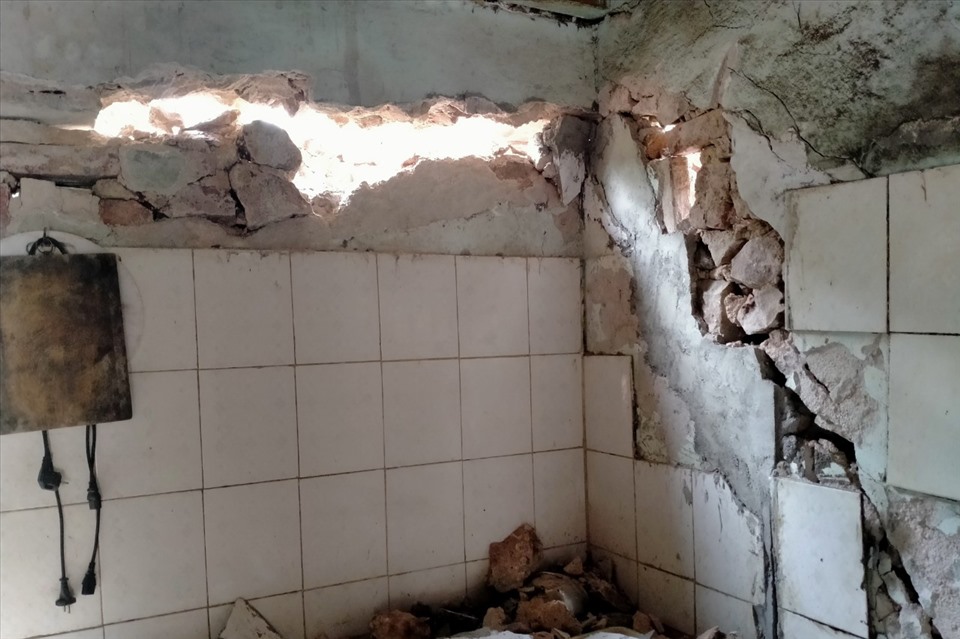 Nhà dân tại xã Hua Păng bị nứt vỡ nghiêm trọng.