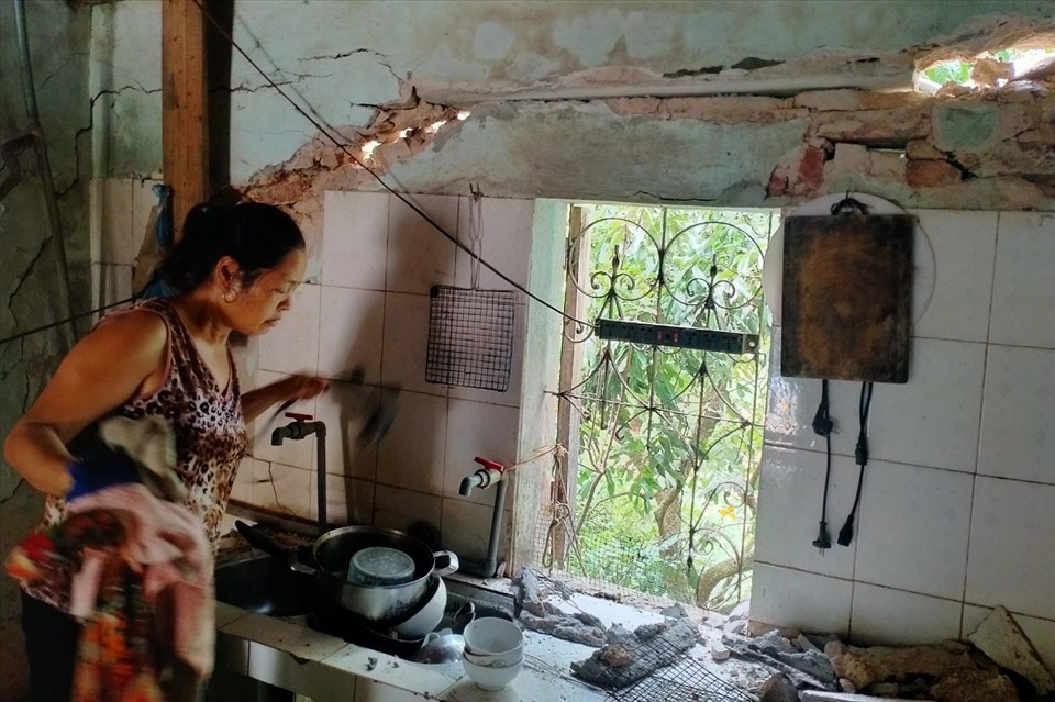 Người dân bàng hoàng nhìn nhà cửa bị vỡ toác do động đất.