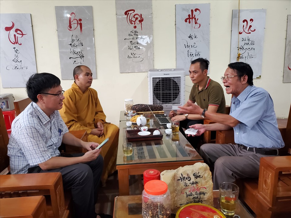 Nhà báo Văn Hiền (bìa phải) kể lại quá trình xác minh thông tin các nhà báo liệt sĩ. Ảnh: QH