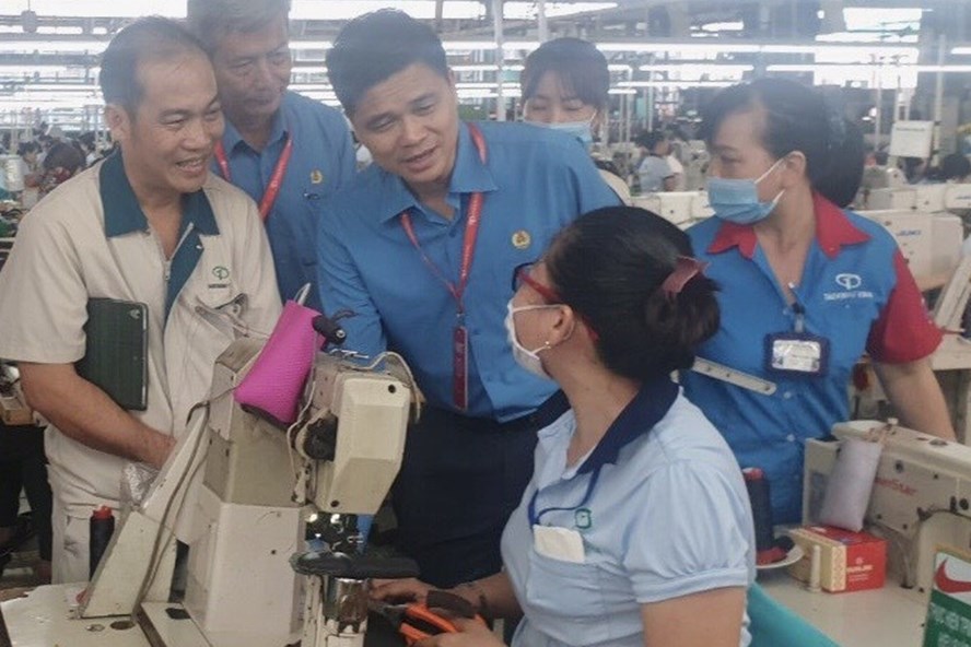 Phó Chủ tịch Tổng LĐLĐVN Ngọ Duy Hiểu (thứ ba, trái sang) động viên người lao động. Ảnh: V. Lâm