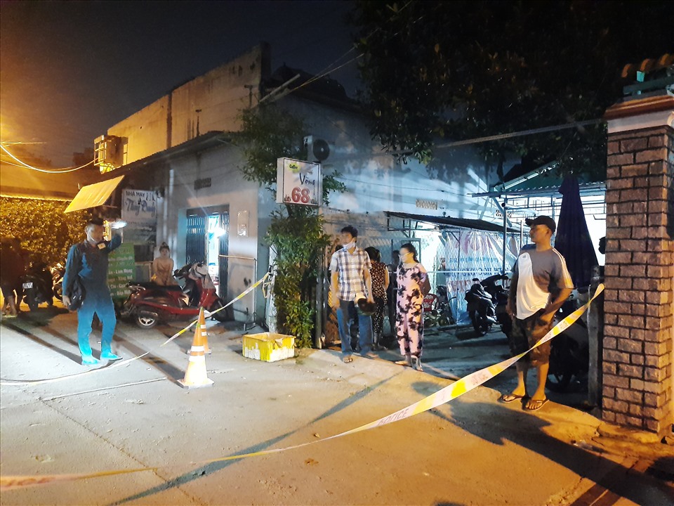 Công an đang phong tỏa hiện trường thực hiện công tác khám nghiệm điều tra làm rõ vụ án mạng. Ảnh: Đình Trọng