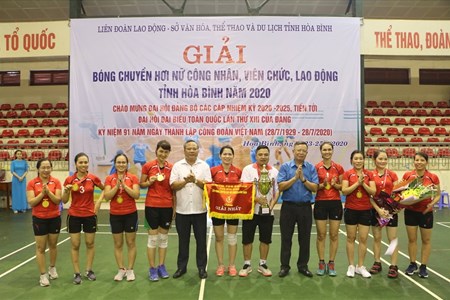 Sôi nổi giải bóng chuyền hơi nữ CNVCLĐ tỉnh Hòa Bình