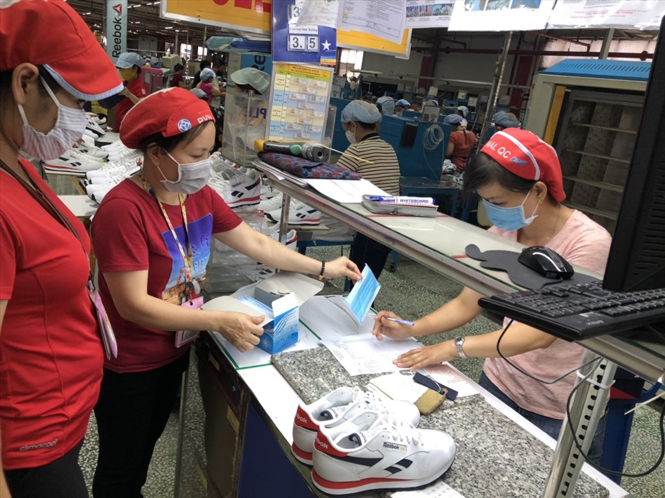 Công ty PouYuen phát khẩu trang cho người lao động để phòng chống lây nhiễm COVID-19. Ảnh Đức Long