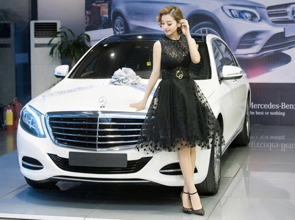 Mercedes-Benz S400 của Jenifer Phạm. Ảnh: NSCC