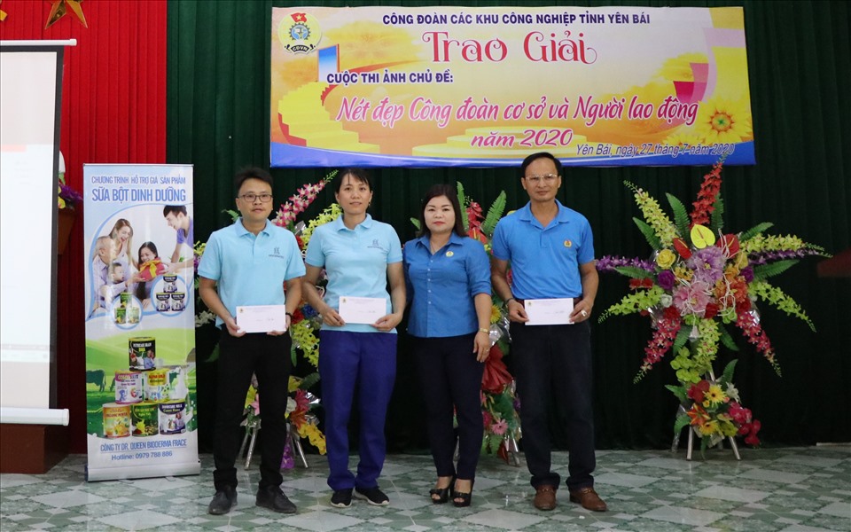 Công đoàn các khu Công nghiệp tỉnh trao giải cho các tác giả đạt giải trong cuộc thi ảnh “Nét đẹp Công đoàn cơ sở và Người lao động” năm 2020. Ảnh: Thu Hiền
