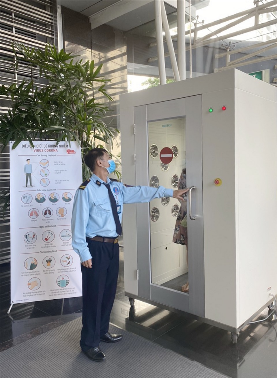 Buồng khử khuẩn vẫn hoạt động liên tục tại các công trình, trụ sở của PV GAS. Ảnh: PV GAS