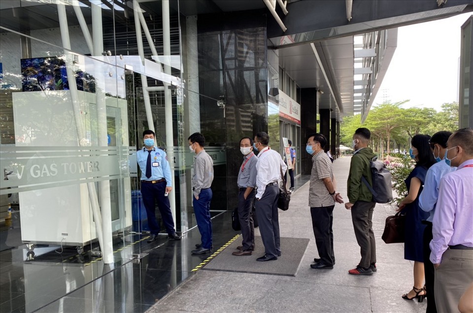 Người vào Trụ sở PV GAS Tower vẫn liên tục được yêu cầu bắt buộc đeo khẩu trang và từ sáng 27.7.2020 phải thực hiện khử khuẩn
