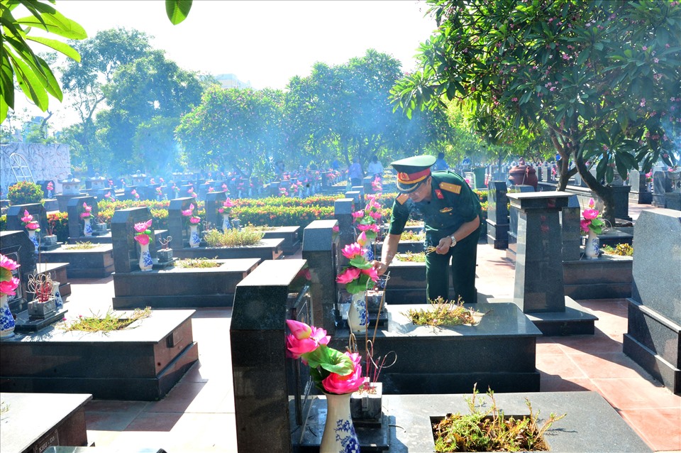 Các CBCNV VIETTEL tại các địa phương đều dành thời gian thăm hỏi những gia đình có công với cách mạng trên địa bàn đóng quân. Ảnh: VIETTEl