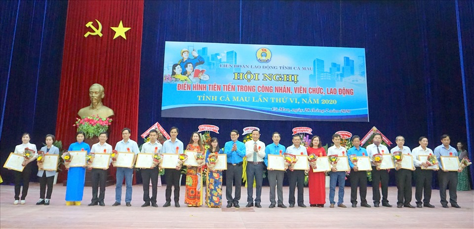 Nhiều tập thể, cá nhân nhận bằng khen của LĐLĐ tỉnh Cà Mau (ảnh Nhật Hồ)