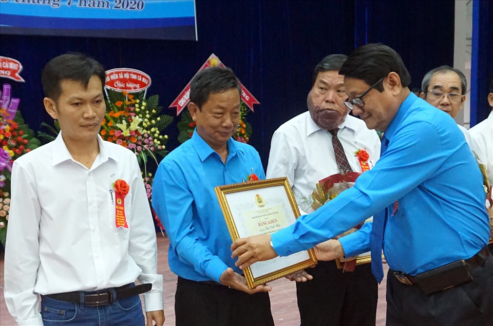 Phó chủ tịch LĐLĐ Cà Mau Trần Việt Hóa trao bằng khen cho cá nhân có thành tích (ảnh Nhật Hồ)