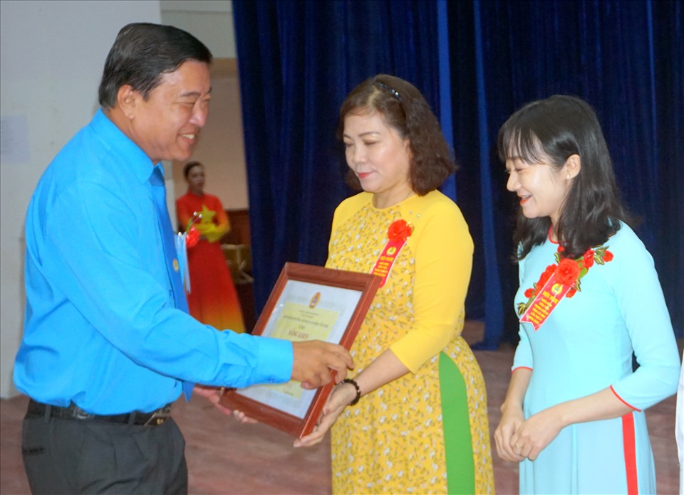 Chủ tịch LĐLĐ Cà Mau Võ Thanh Tòng trao bằng khen cho các cá nhân tiên tiến (ảnh Nhật Hồ)