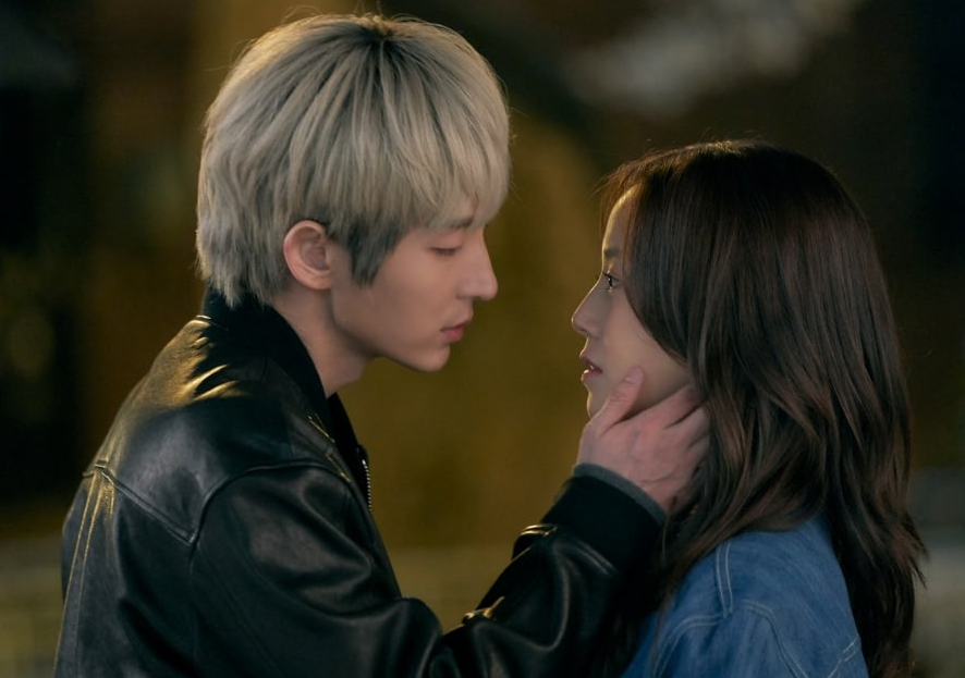 Lee Jun Ki và nữ diễn Moon Chae Won đóng cặp trong phim “Hoa quỷ“. Ảnh: Mnet.