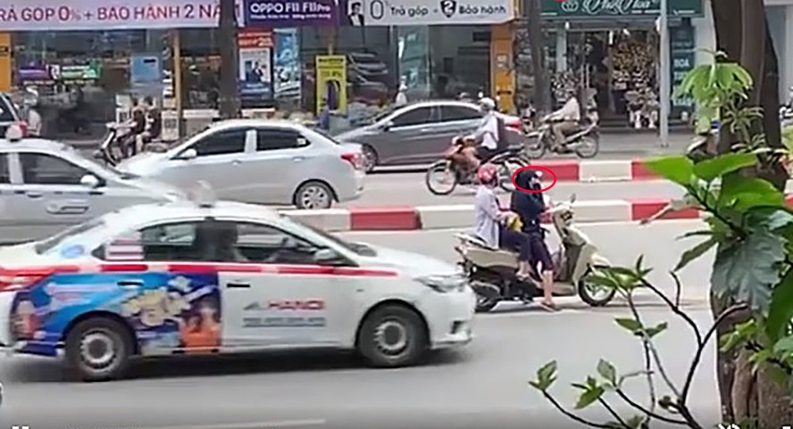Dừng xe giữa đường để nghe điện thoại. Ảnh cắt từ clip.
