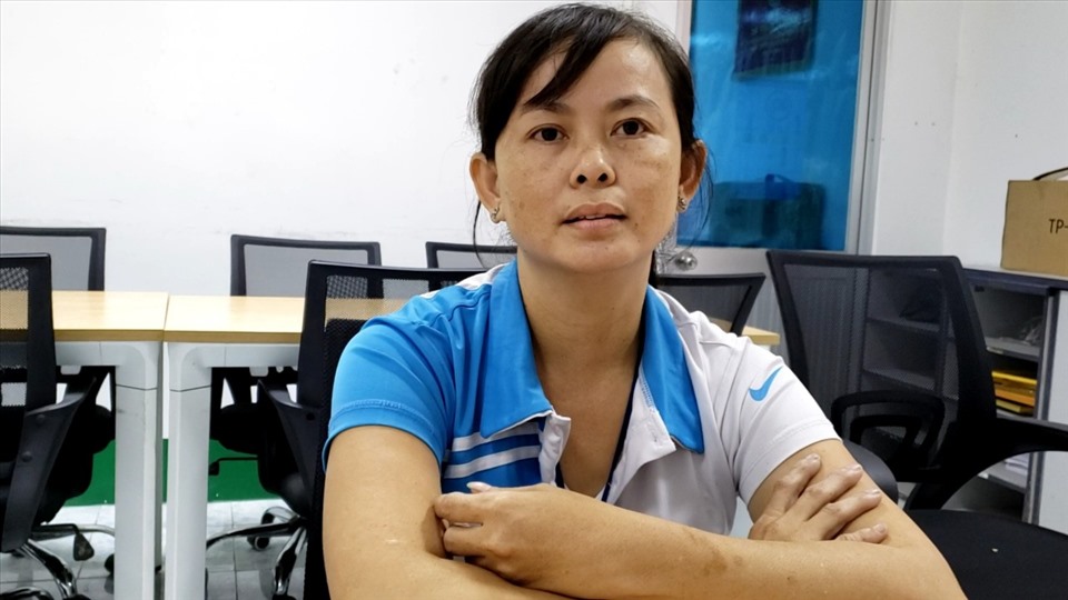 Chị Thuỷ chia sẻ khó khăn với Cty mà mong Cty sau khi phát triển trở lại cam kết không cắt giảm lao động, tạo nhiều phúc lợi cho NLĐ. Ảnh: Minh Châu