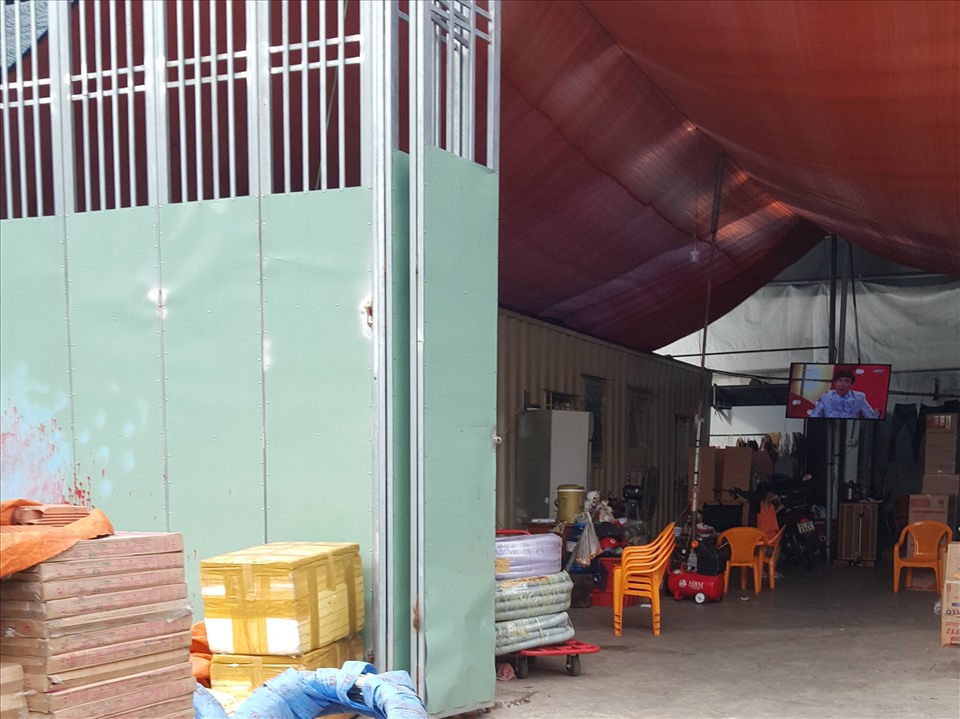 Các công trình này gồm khung kim loại, xung quanh dựng tôn, phía trên được che bạt tạm bợ. Ảnh: NGUYỄN HUY