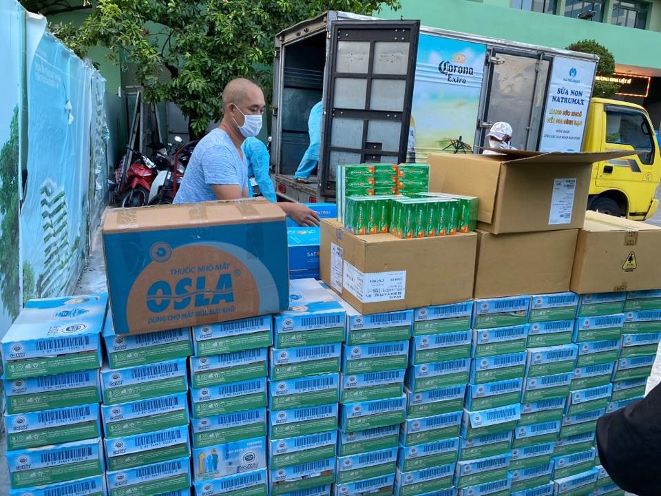 Hàng hóa hỗ trợ được các nhà hảo tâm Đà Nẵng chuyển cho các y bác sĩ và bệnh nhân Bệnh viện Đà Nẵng chiều 27.7 (ảnh NTH)