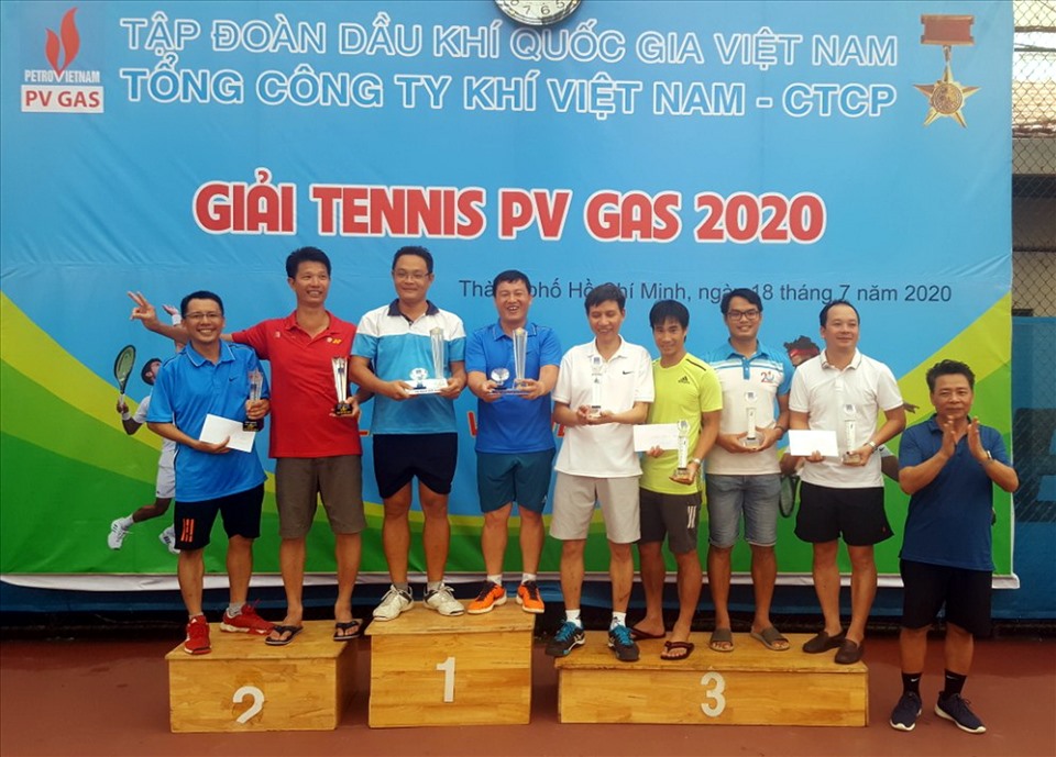 Ông Nguyễn Đăng Hiếu, Phó Chủ tịch Công đoàn PV GAS trao giải thưởng cho các VĐV nhóm A.