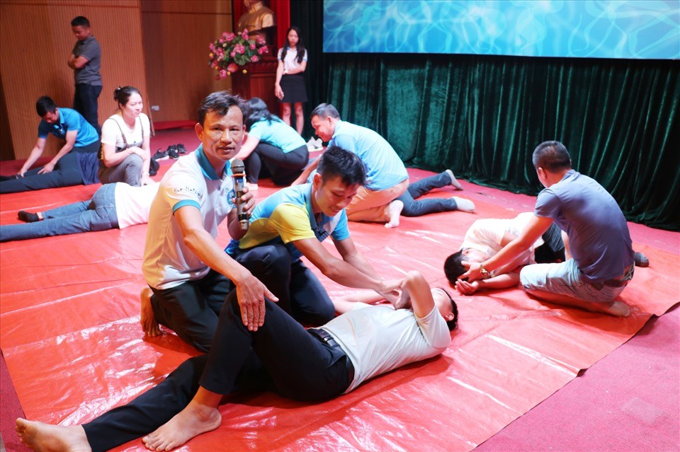 Thực hành sơ cấp cứu người bị đuối nước. Ảnh Tống Giáp. Thực hành sơ cấp cứu người bị đuối nước. Ảnh Tống Giáp.
