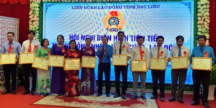 Các tập thể, các nhân nhận bằng khen của LĐLĐ tỉnh (ảnh Nhật Hồ)