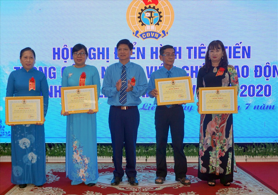 Nhân dịp này, LĐLĐ Bạc Liêu tặng bằng khen cho 15 tập thể, 31 các nhân có thành tích xuất sắc (ảnh Nhật Hồ)