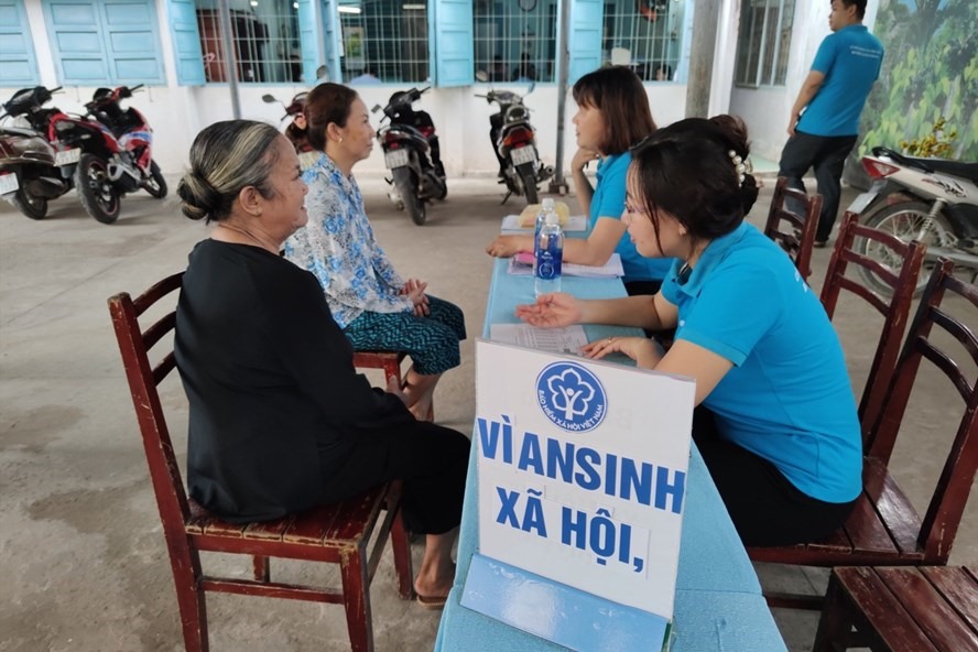 Người dân được tư vấn các vấn đề liên quan đến bảo hiểm xã hội. Ảnh: BHXH TPHCM