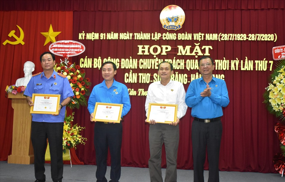 Chủ tịch LĐLĐ TP.Cần Thơ Trần Văn Tám trao kỷ niệm chương và chúc mừng các đồng chí cán bộ lãnh đạo, cán bộ Công đoàn thuộc LĐLĐ TP.Cần Thơ. Ảnh: Thành Nhân