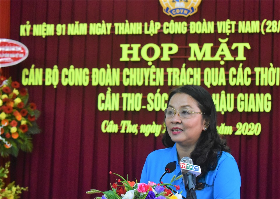 Phó Chủ tịch Thường trực LĐLĐ TP.Cần Thơ Huỳnh Thị Hiền báo cáo hoạt động Công đoàn 3 tỉnh, thành phố tại buổi lễ họp mặt. Ảnh: Thành Nhân