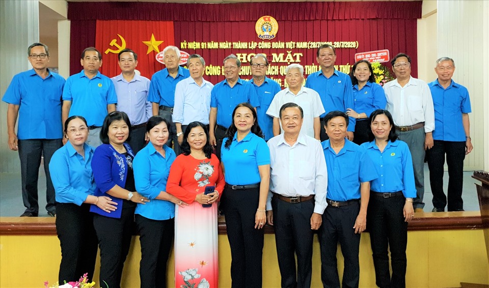 Cán bộ Công đoàn qua các thời kỳ chụp ảnh lưu niệm tại buổi họp mặt. Ảnh: Thành Nhân