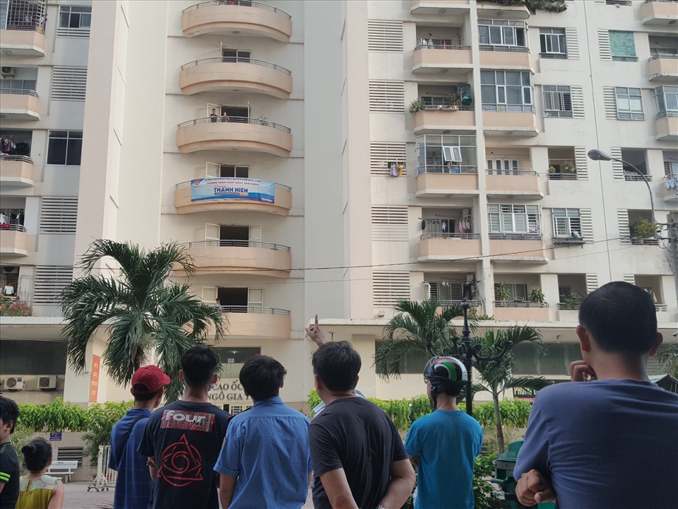 Người dân hiếu kỳ, tập trung theo dõi vụ việc. Ảnh: Hữu Huy