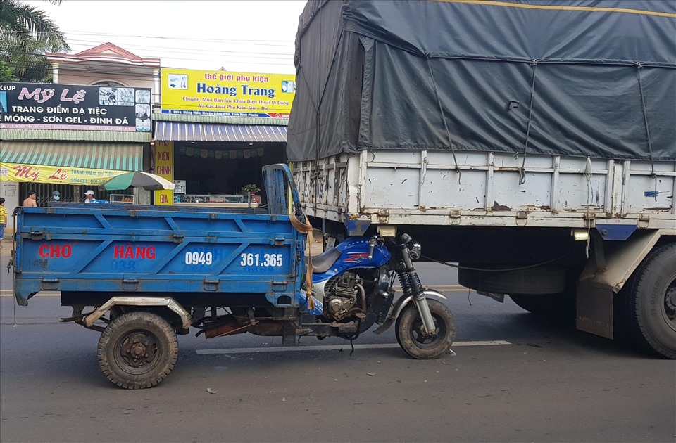 Xe ba gác cắm đầu vào đuôi xe tải. Ảnh: Dương Bình