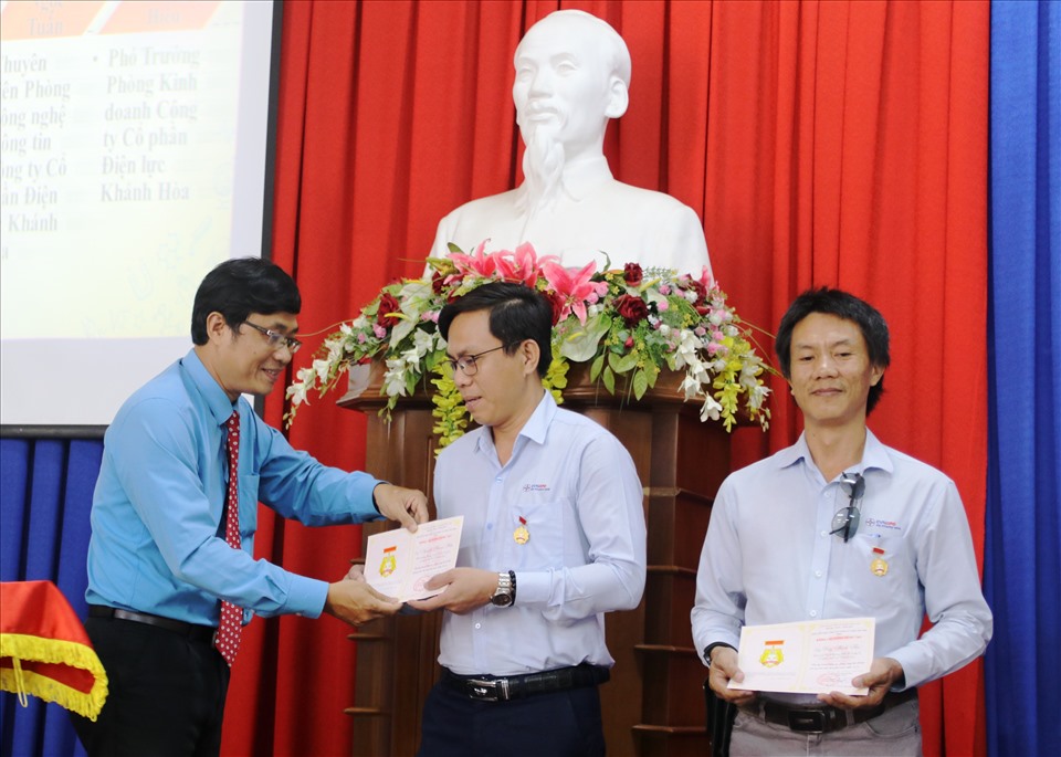 Các cá nhân có nhiều sáng kiến được Tổng Liên đoàn tặng bằng Lao động sáng tạo năm 2019. Ảnh: Phương Linh