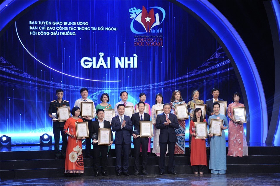 Bộ trưởng Bộ Thông tin và Truyền thông Nguyễn Mạnh Hùng và Chủ nhiệm Ủy ban Đối ngoại của Quốc hội Nguyễn Văn Giàu trao giải Nhì cho các tác giả đoạt giải. Ảnh T.Vương