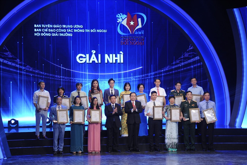 2. Bí thư Trung ương Đảng, Chủ tịch Uỷ ban Trung ương Mặt trận Tổ quốc Việt Nam Trần Thanh Mẫn và Bí thư Trung ương Đảng, Giám đốc Học viện Chính trị Quốc gia Hồ Chí Minh, Chủ tịch Hội đồng Lý luận Trung ương Nguyễn Xuân Thắng trao giải Nhì cuộc thi giải thưởng báo chí toàn quốc lần thứ VI. Ảnh T.Vương